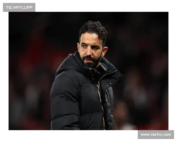 阿莫林两度领先被追平低头沉思后重返场边指挥决胜时刻